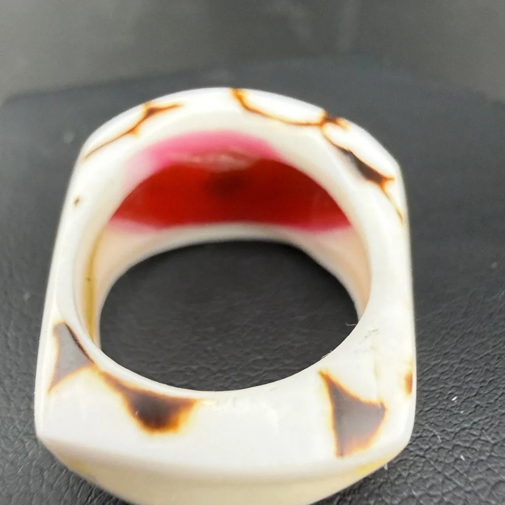 Vintage Carved Ring White Red Shell Size 7‎